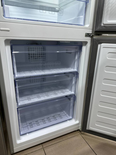 Холодильник з морозильною камерою BEKO CNA295K20X Б/В
